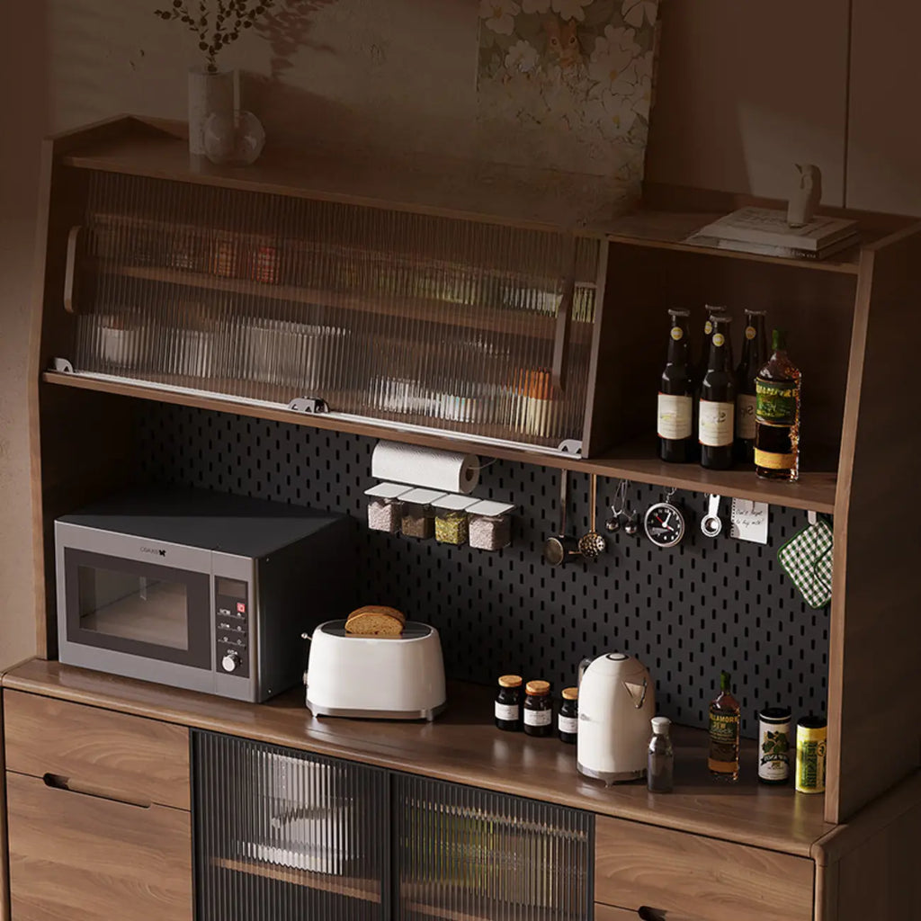 Buffet de cuisine en bois brun avec panneau perforé