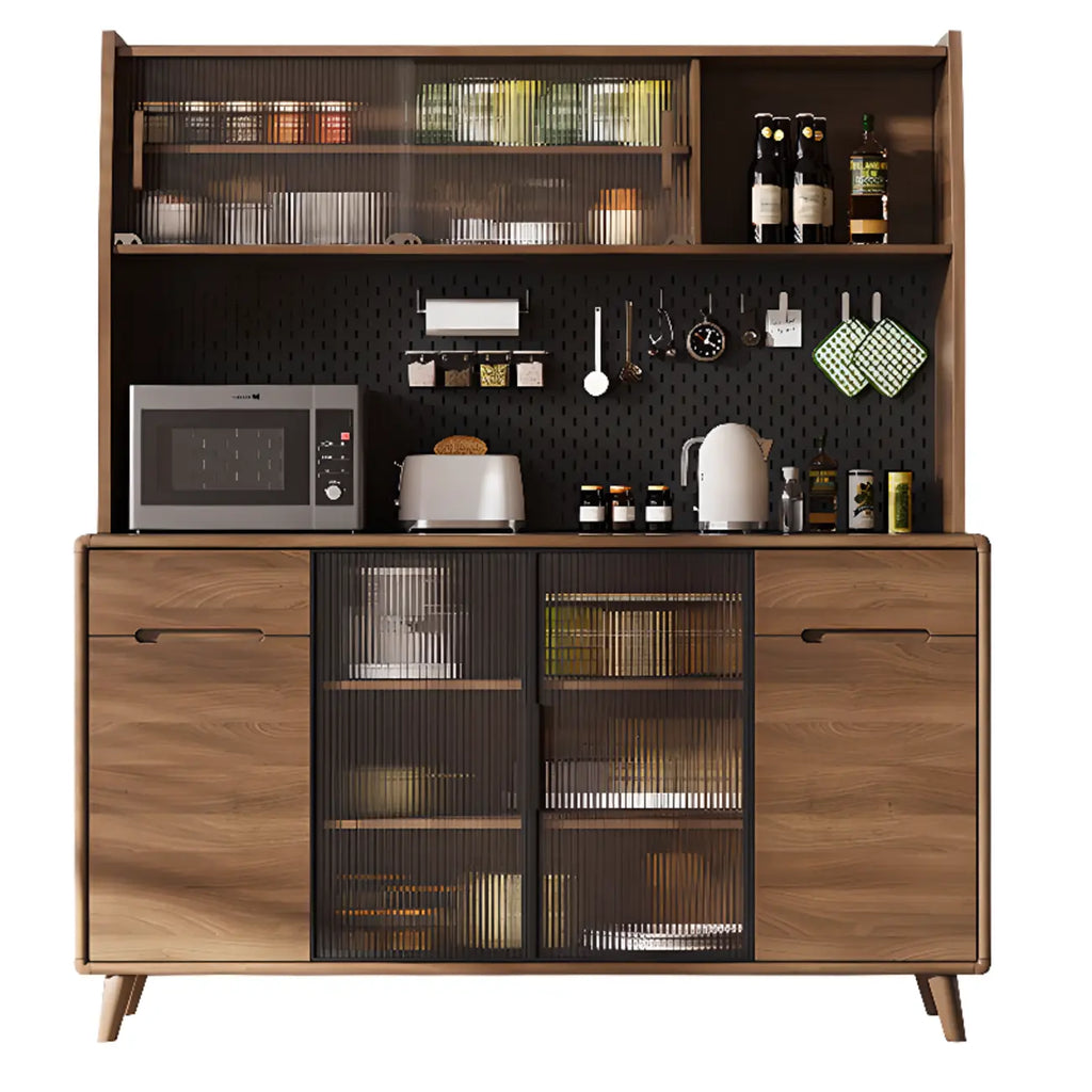 Buffet de cuisine en bois brun avec panneau perforé