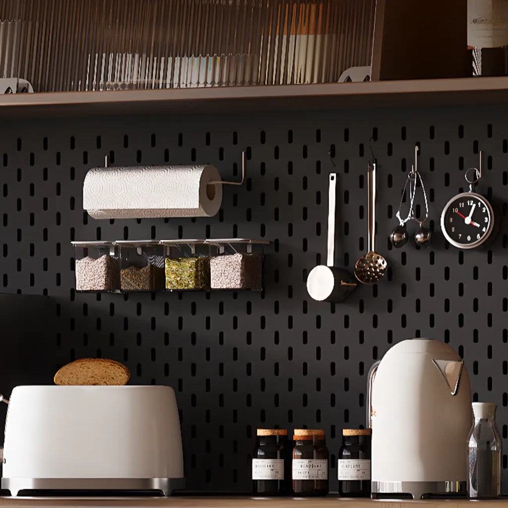 Buffet de cuisine en bois brun avec panneau perforé
