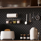 Buffet de cuisine en bois brun avec panneau perforé