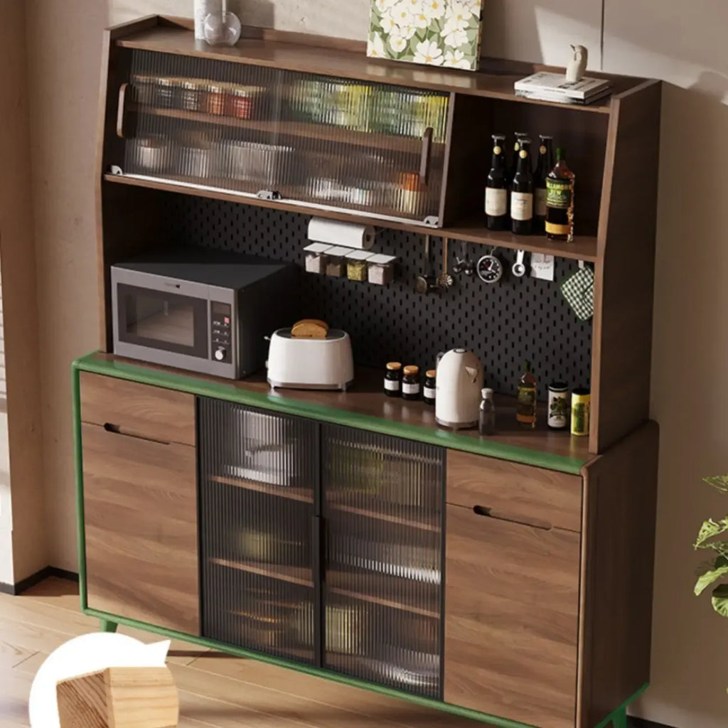 Buffet de cuisine en bois brun avec panneau perforé