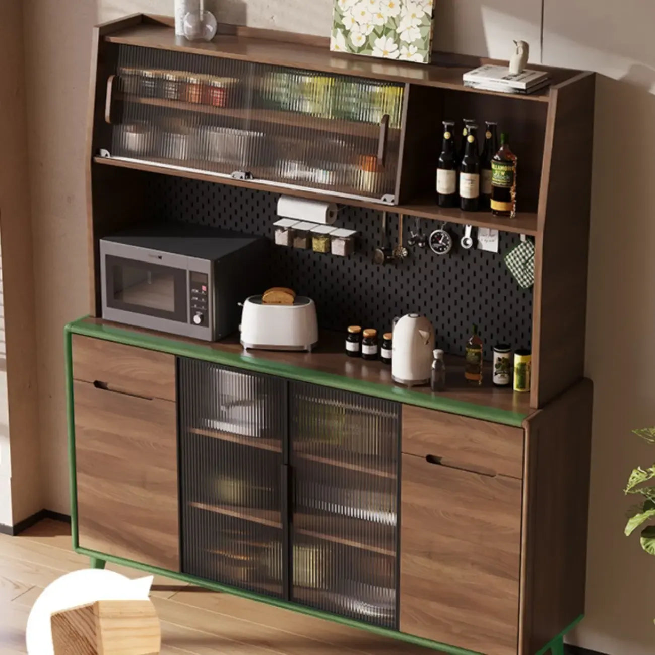 Buffet de cuisine en bois brun avec panneau perforé