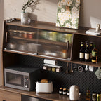 Buffet de cuisine en bois brun avec panneau perforé