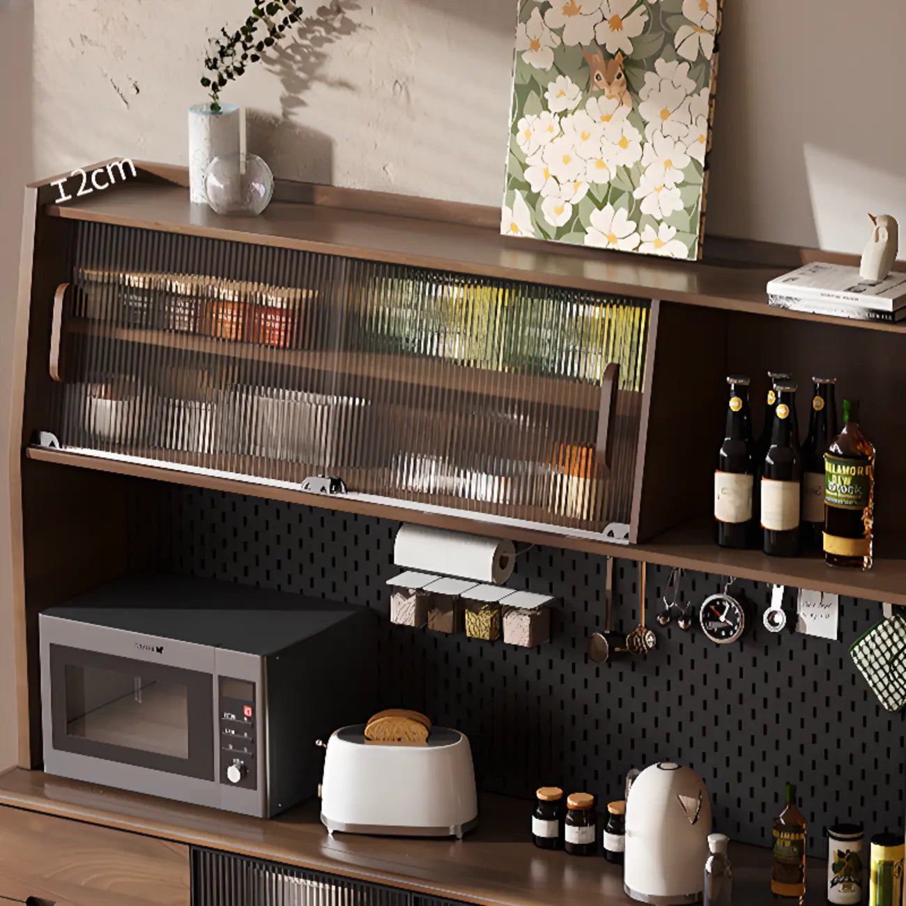 Buffet de cuisine en bois brun avec panneau perforé