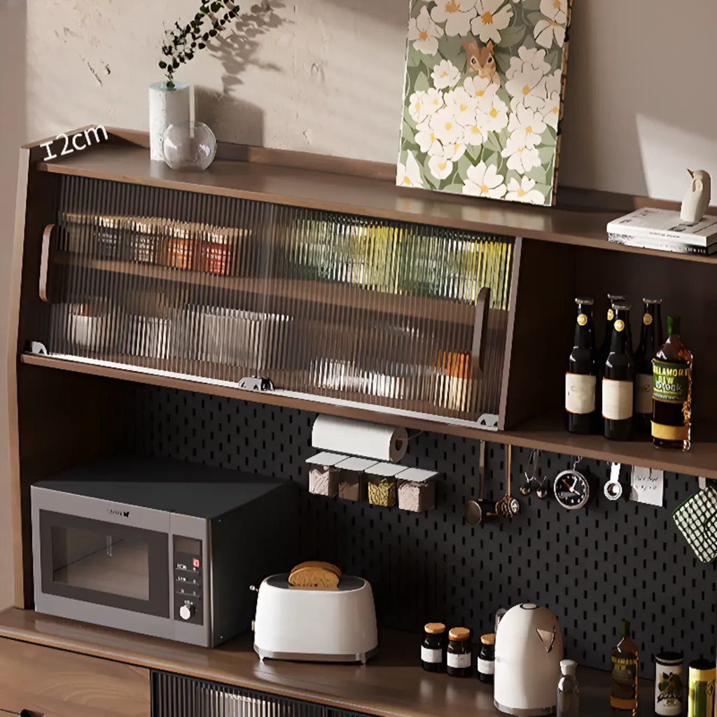 Buffet de cuisine en bois brun avec panneau perforé