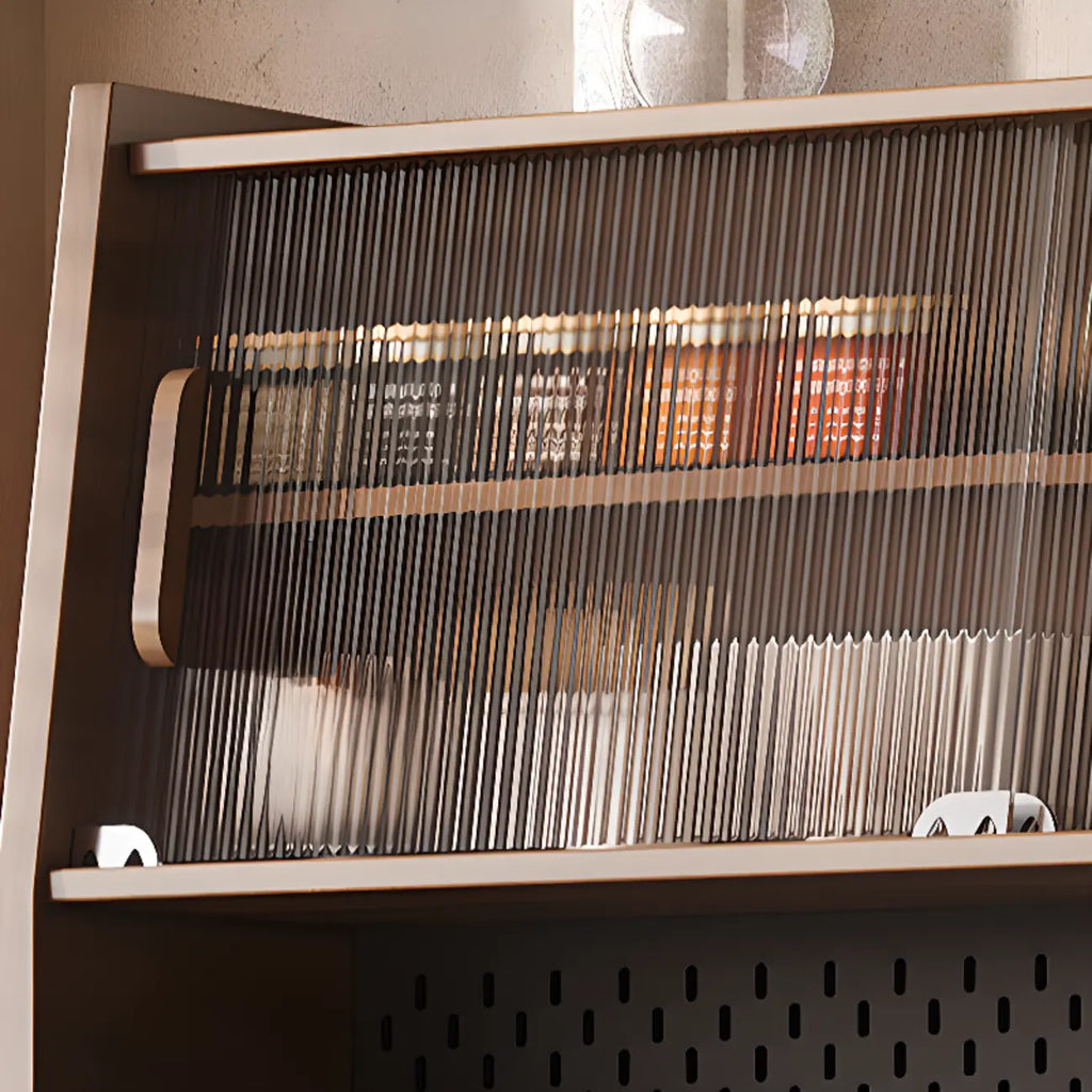 Buffet de cuisine en bois brun avec panneau perforé