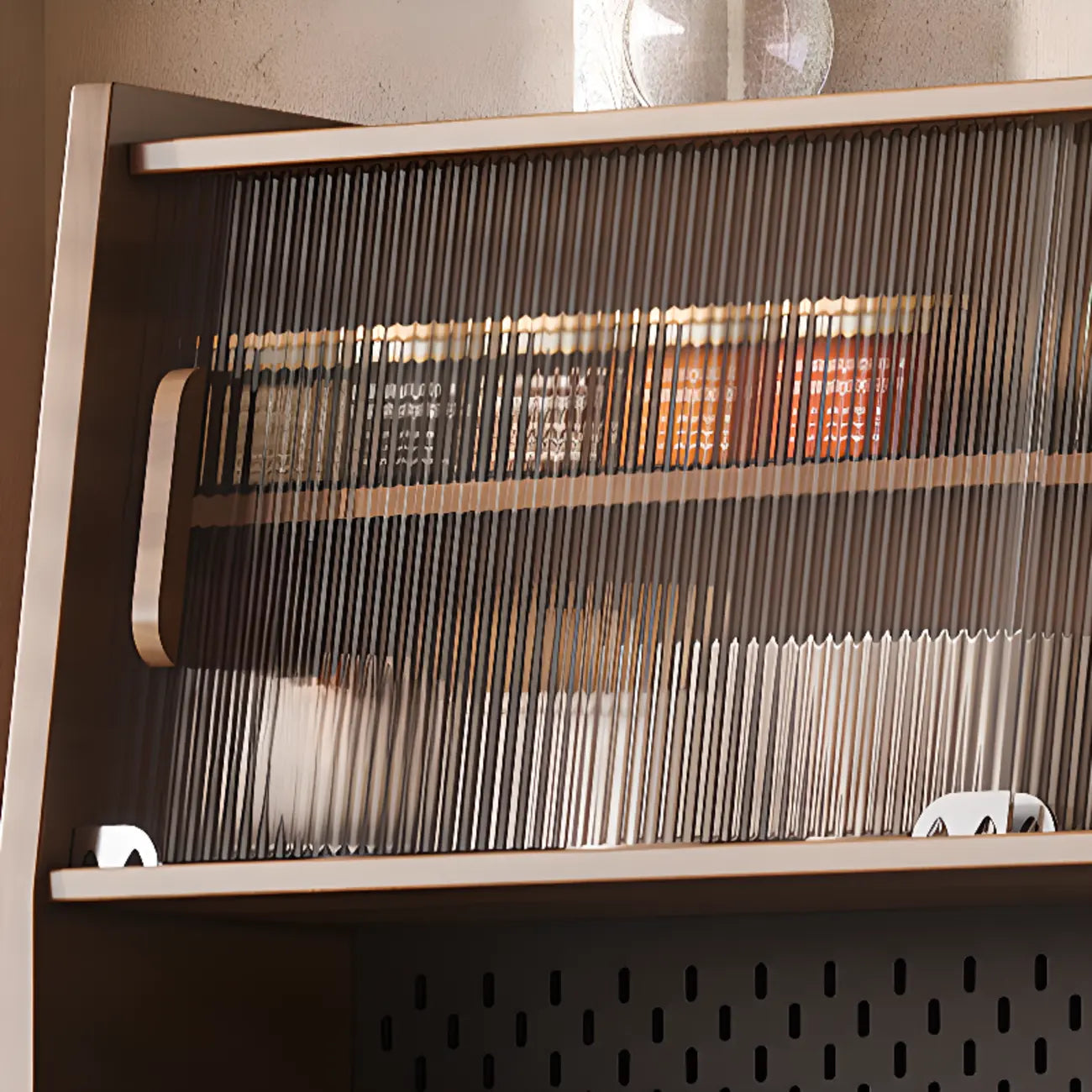Buffet de cuisine en bois brun avec panneau perforé