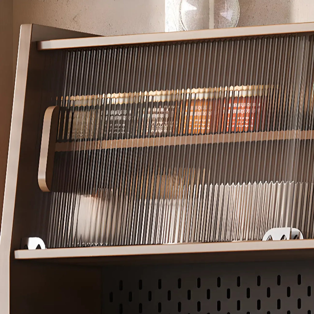 Buffet de cuisine en bois brun avec panneau perforé
