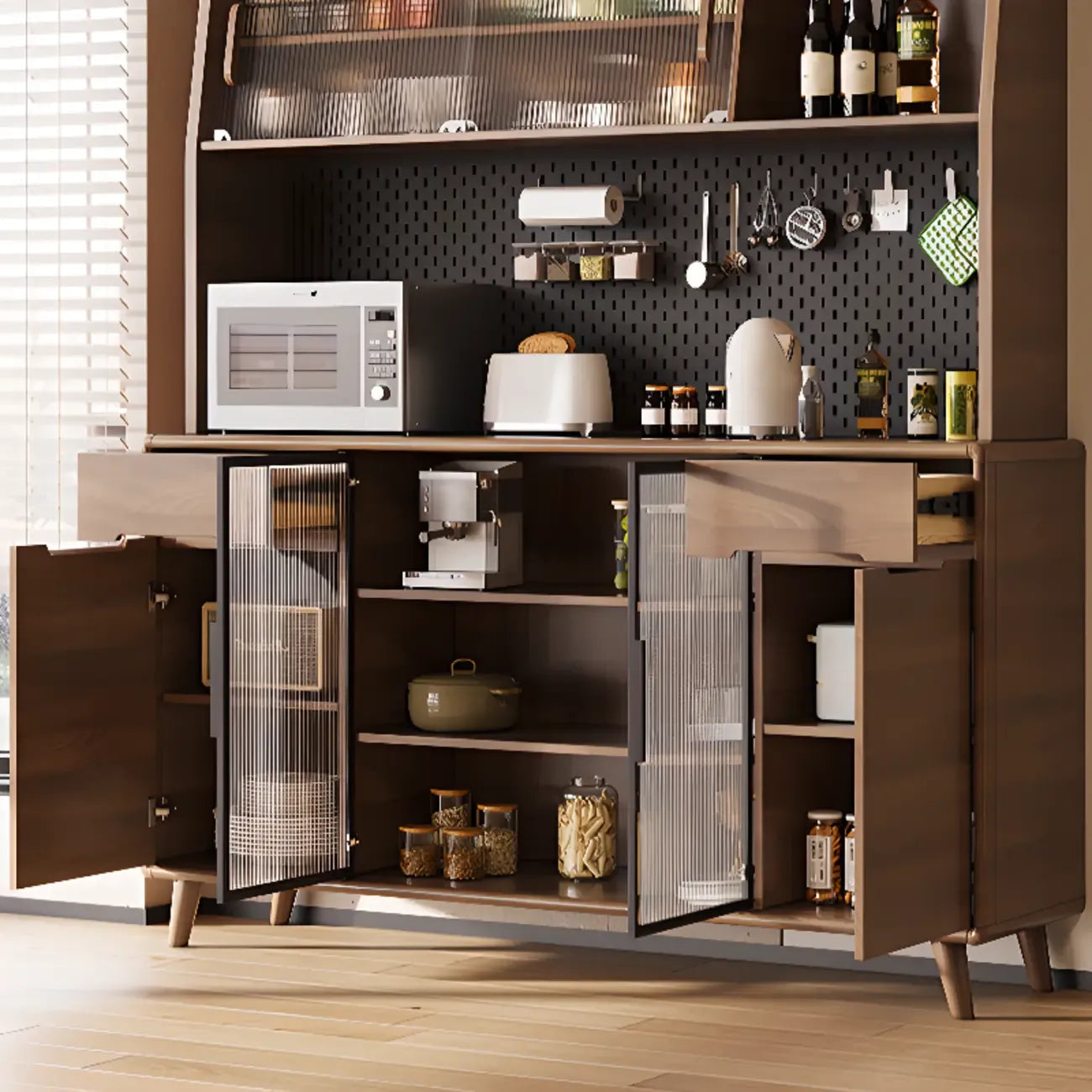 Buffet de cuisine en bois brun avec panneau perforé