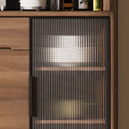 Buffet de cuisine en bois brun avec panneau perforé