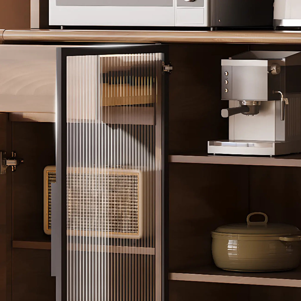Buffet de cuisine en bois brun avec panneau perforé