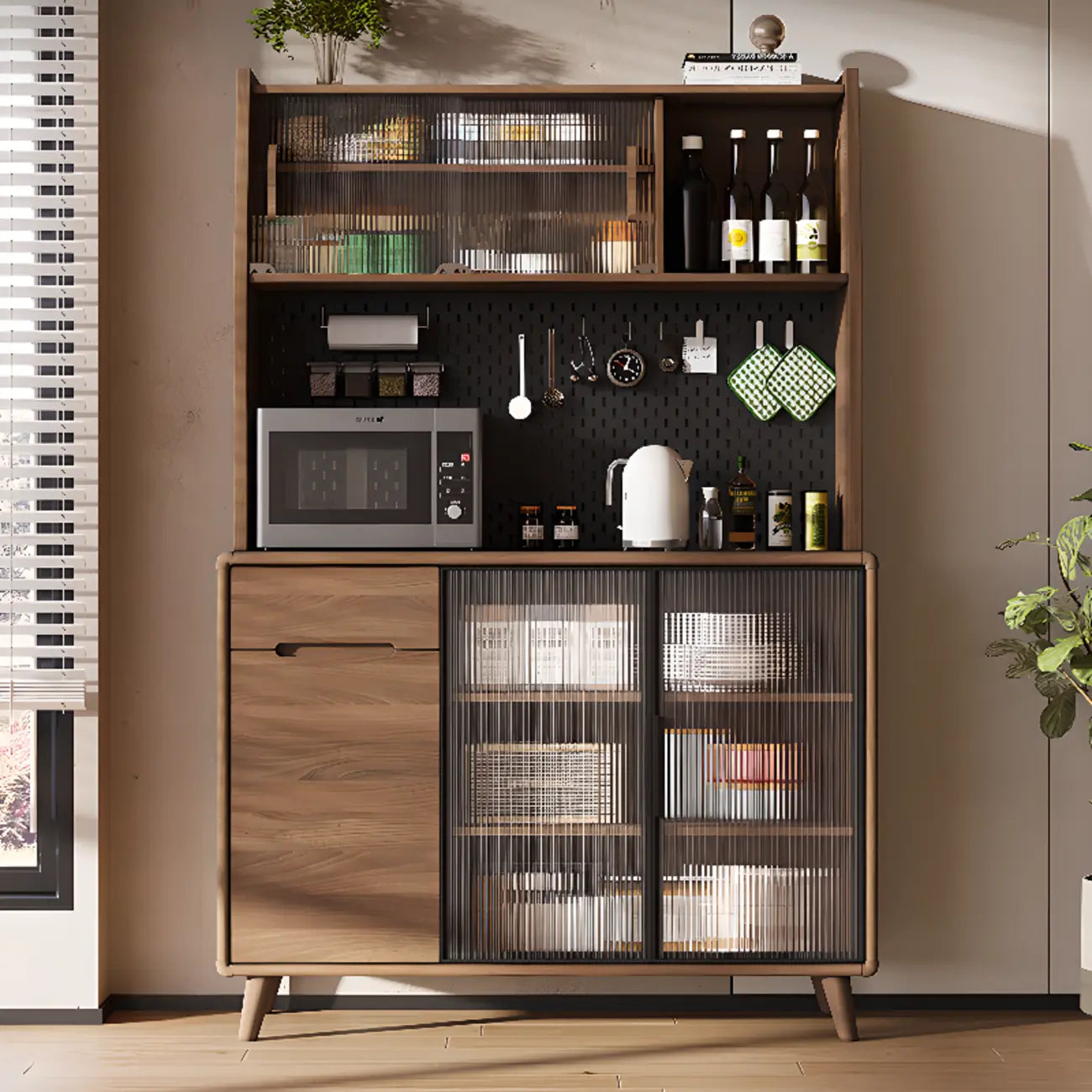 Buffet de cuisine en bois brun avec panneau perforé