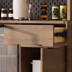 Buffet de cuisine en bois brun avec panneau perforé