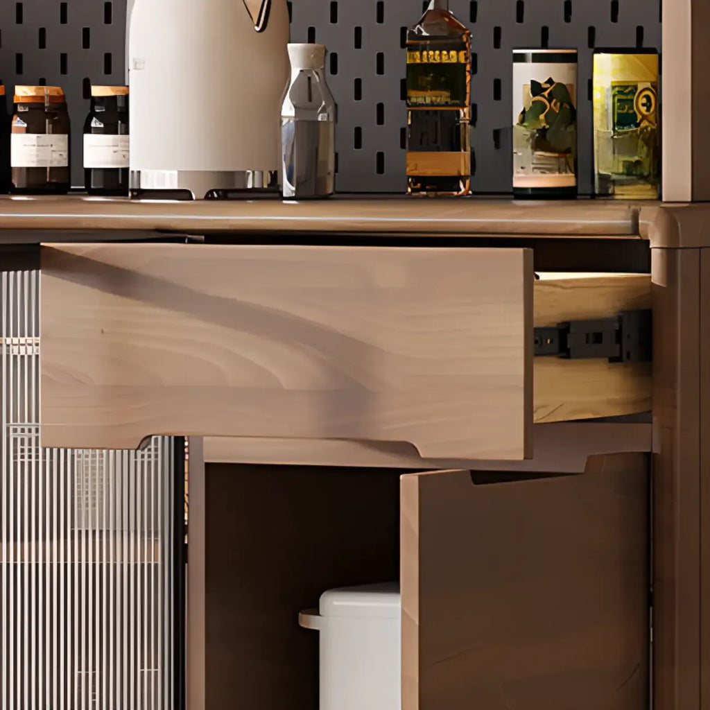 Buffet de cuisine en bois brun avec panneau perforé