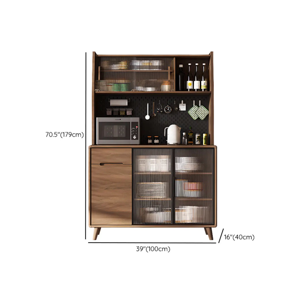 Buffet de cuisine en bois brun avec panneau perforé