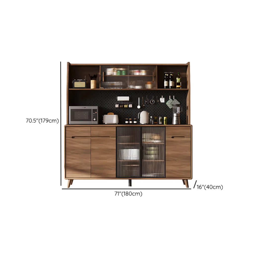 Buffet de cuisine en bois brun avec panneau perforé