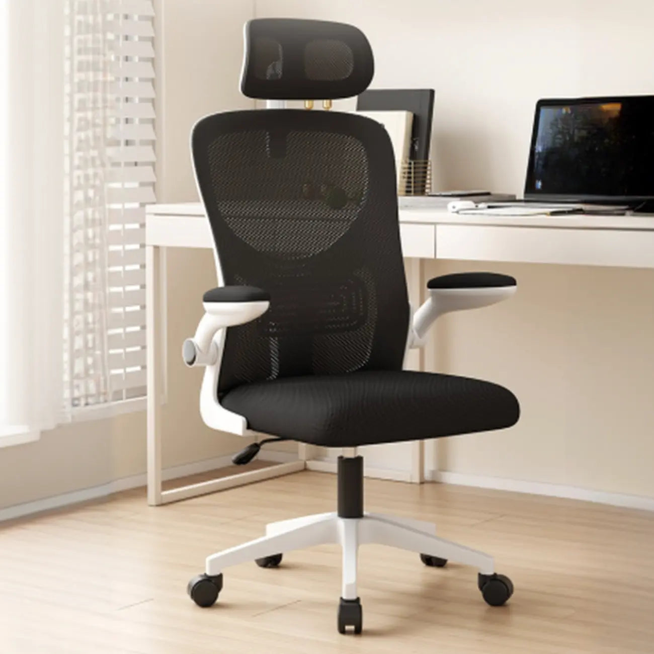 Chaise de bureau ergonomique réglable en maille noire et blanche
