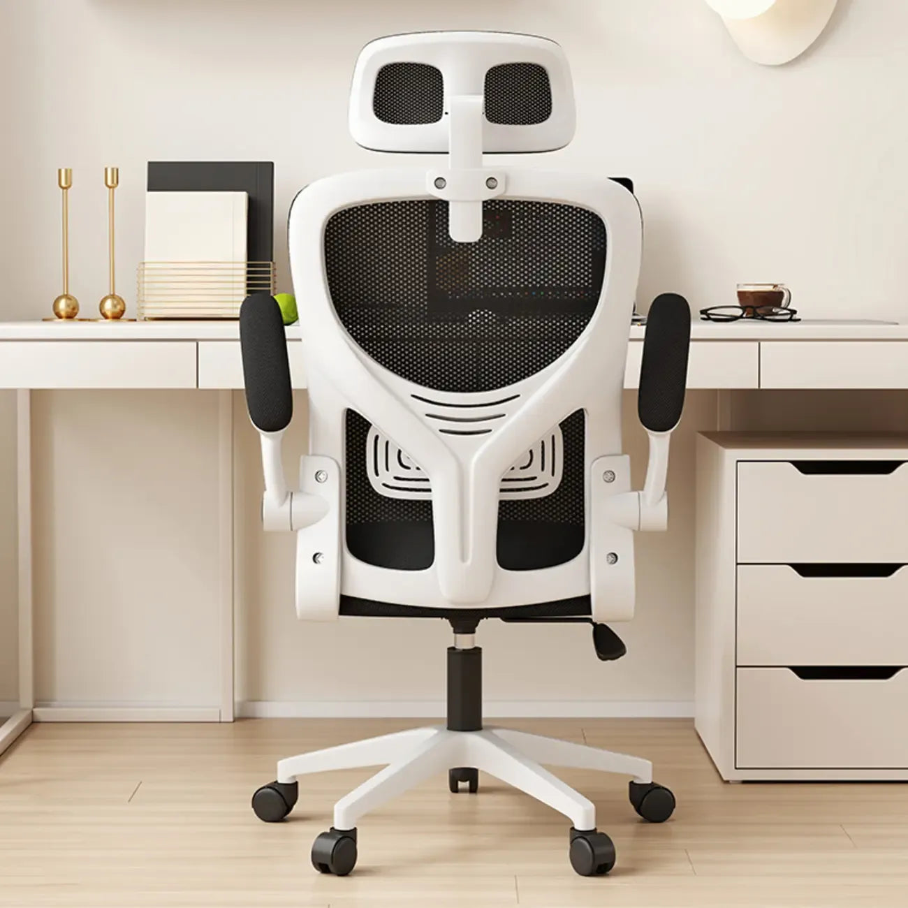 Chaise de bureau ergonomique réglable en maille noire et blanche