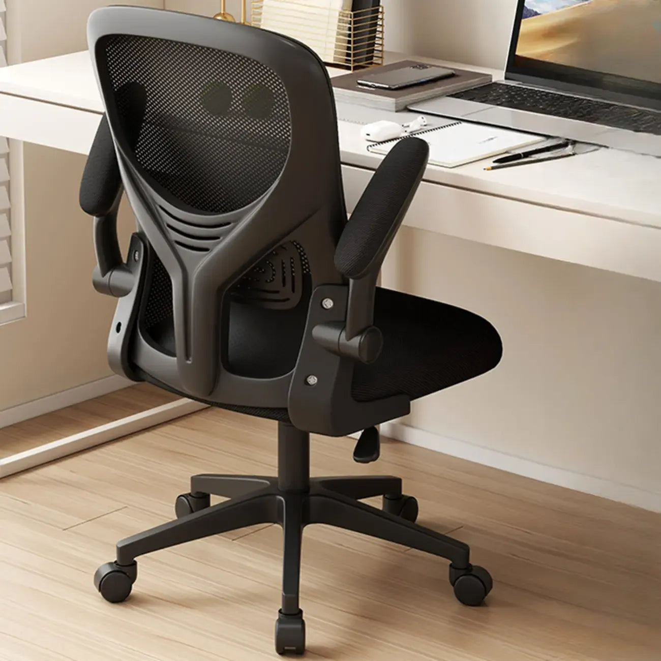 Chaise de bureau ergonomique réglable en maille noire et blanche