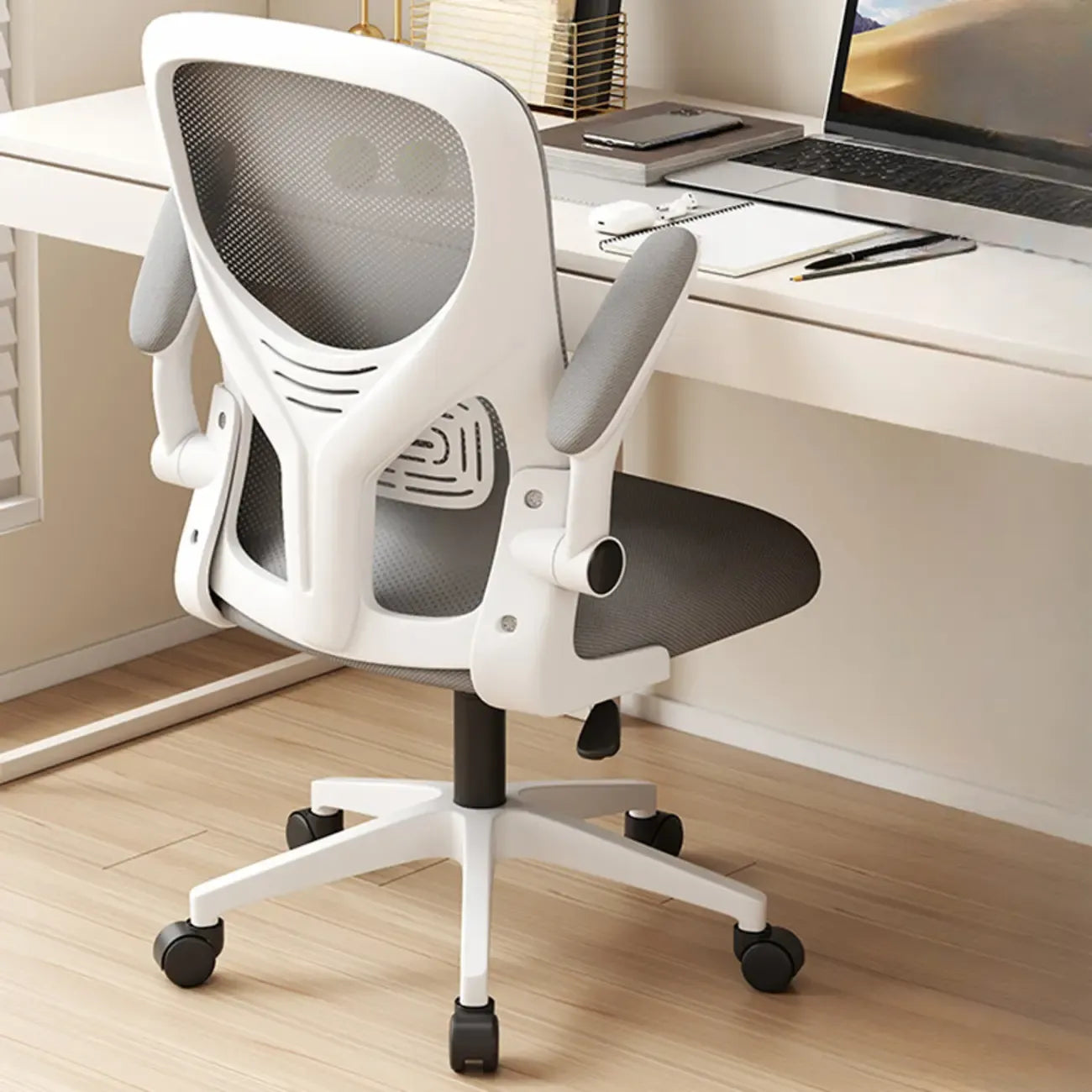 Chaise de bureau ergonomique réglable en maille noire et blanche