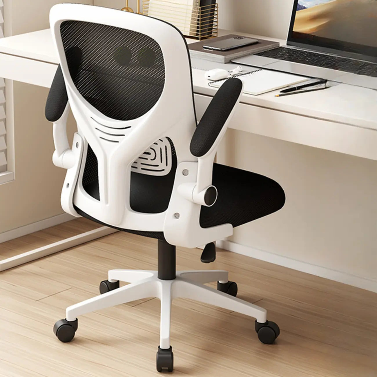 Chaise de bureau ergonomique réglable en maille noire et blanche