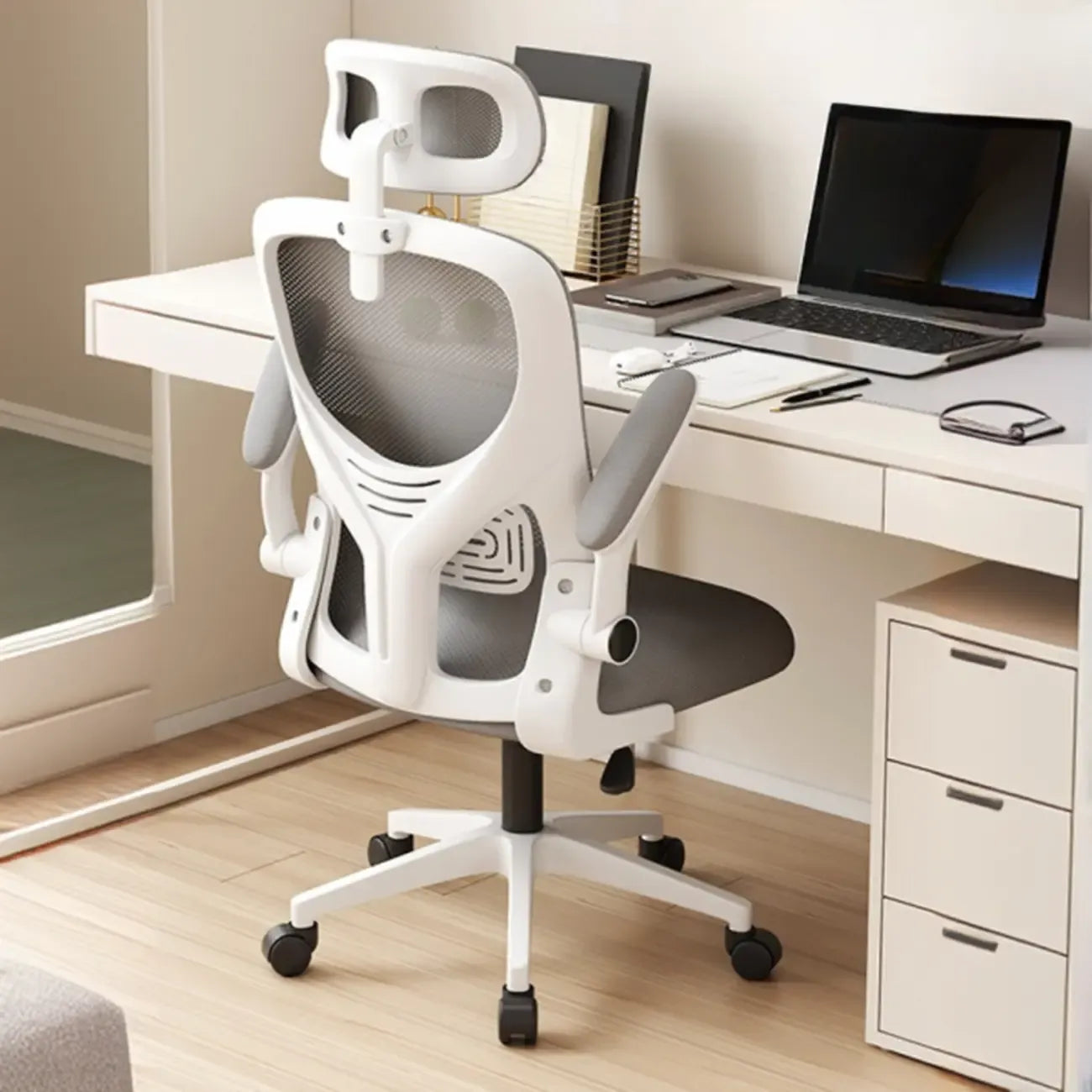 Chaise de bureau ergonomique réglable en maille noire et blanche