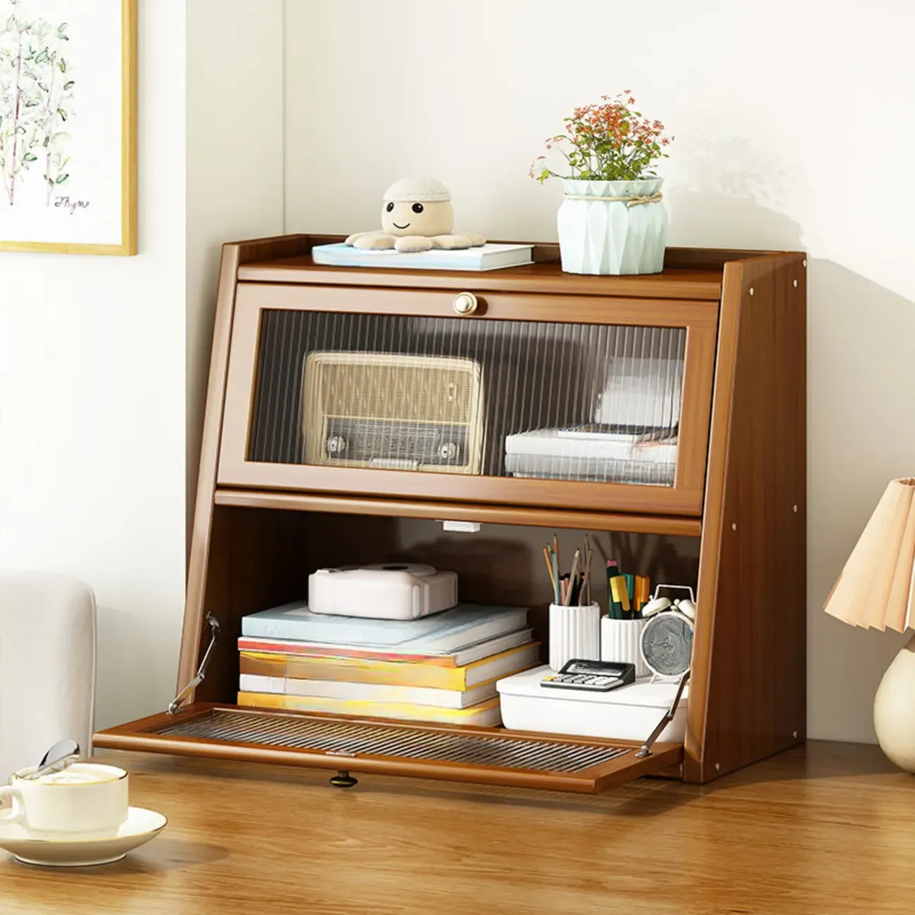 Bibliothèque compacte en bois avec portes vitrées