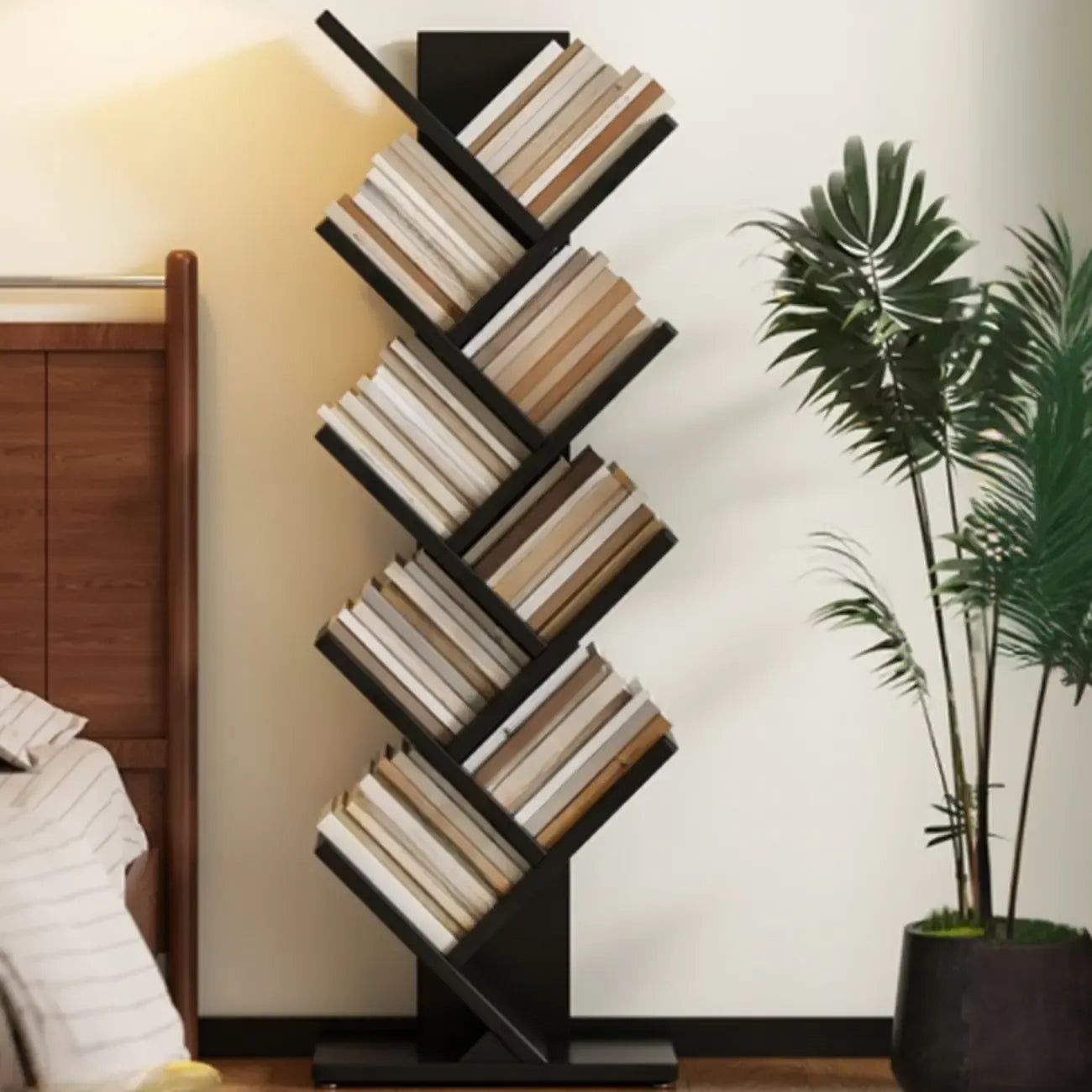 Bibliothèque verticale en bois noir en forme d'arbre