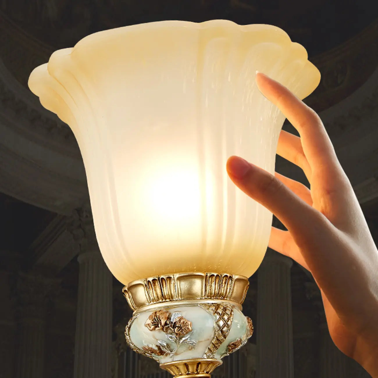 Lampadario in ceramica color oro antico con campane in vetro satinato