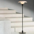 Lampadaire minimaliste en métal avec abat-jour en verre pour salon