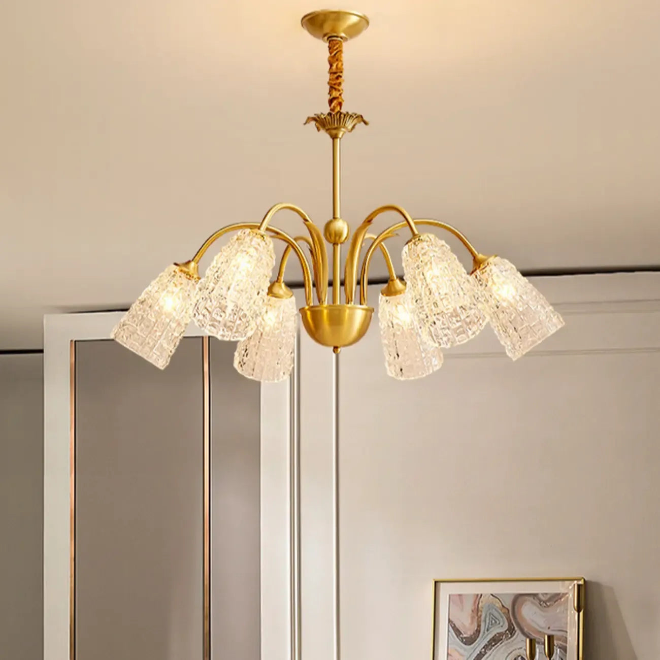 Lustre élégant en cristal doré à cloche vers le bas