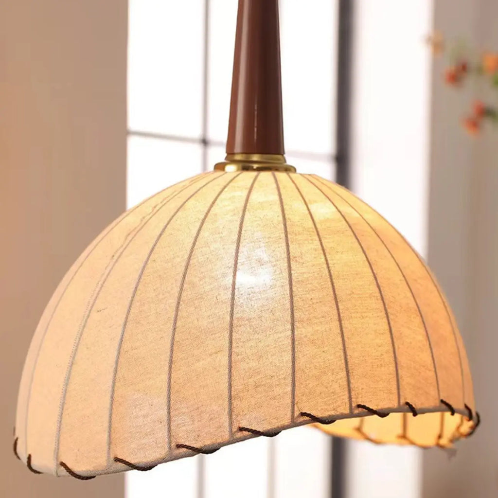 Lampada da terra ad arco regolabile in legno a cupola beige con tavolo