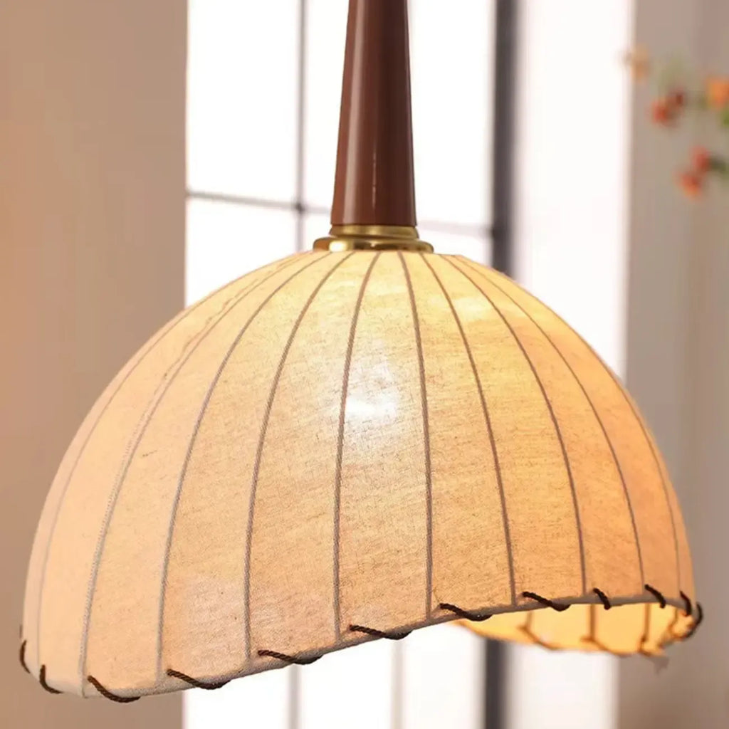 Lampada da terra ad arco regolabile in legno a cupola beige con tavolo