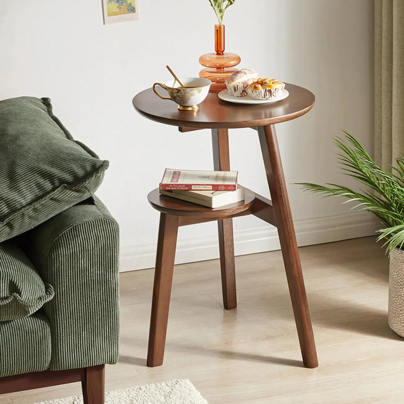 Table d'appoint ronde en bois marron avec piètement tripode et rangement