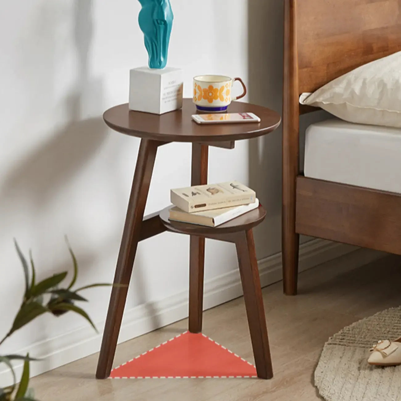 Table d'appoint ronde en bois marron avec piètement tripode et rangement