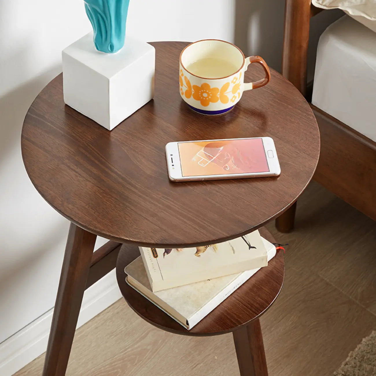 Table d'appoint ronde en bois marron avec piètement tripode et rangement