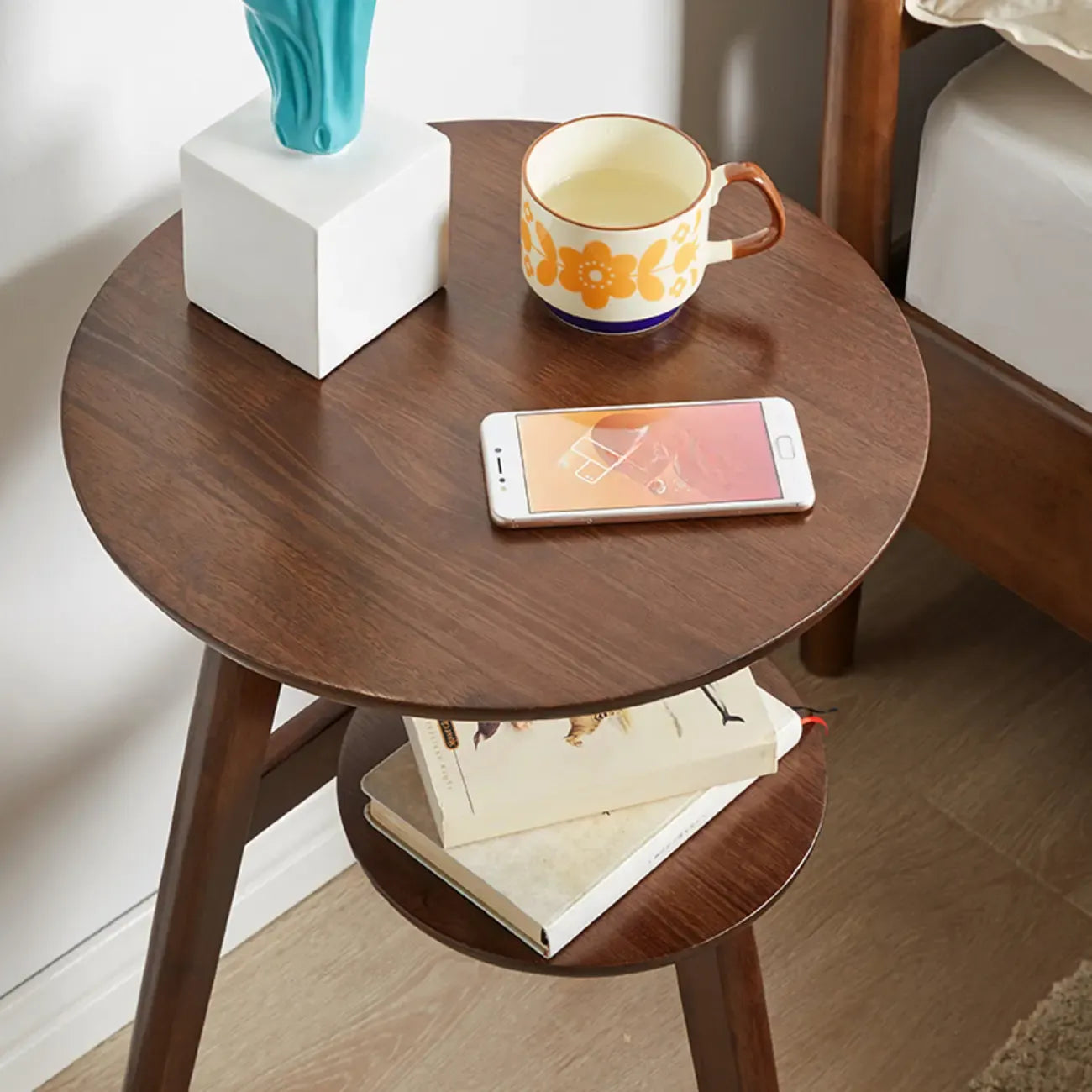Table d'appoint ronde en bois marron avec piètement tripode et rangement