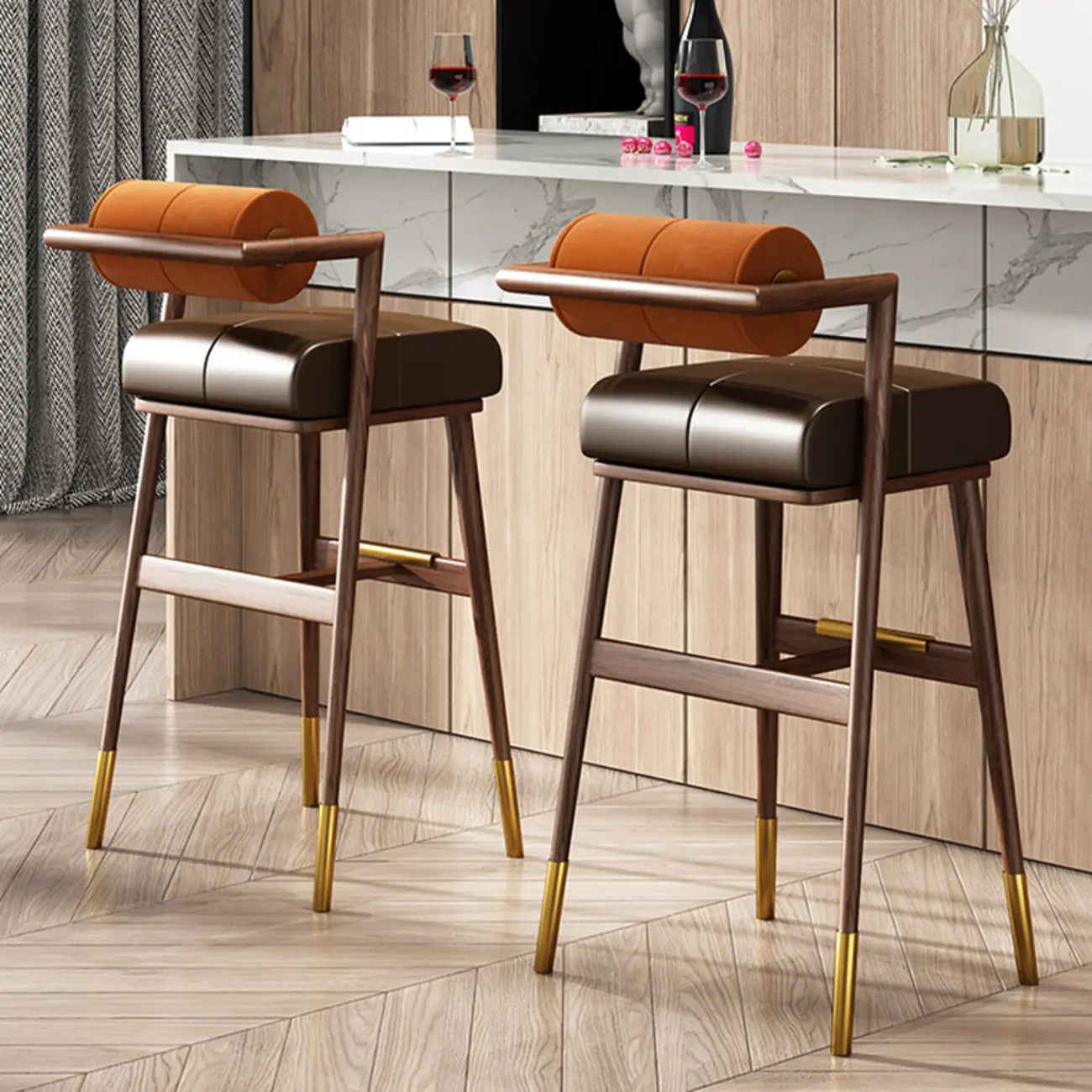 Tabouret de bar en bois marron avec dossier et coussin
