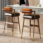 Tabouret de bar en bois marron avec dossier et coussin