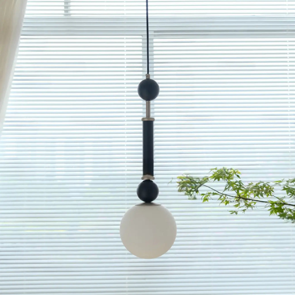 Suspension minimaliste en bois et verre noir avec globe lumineux