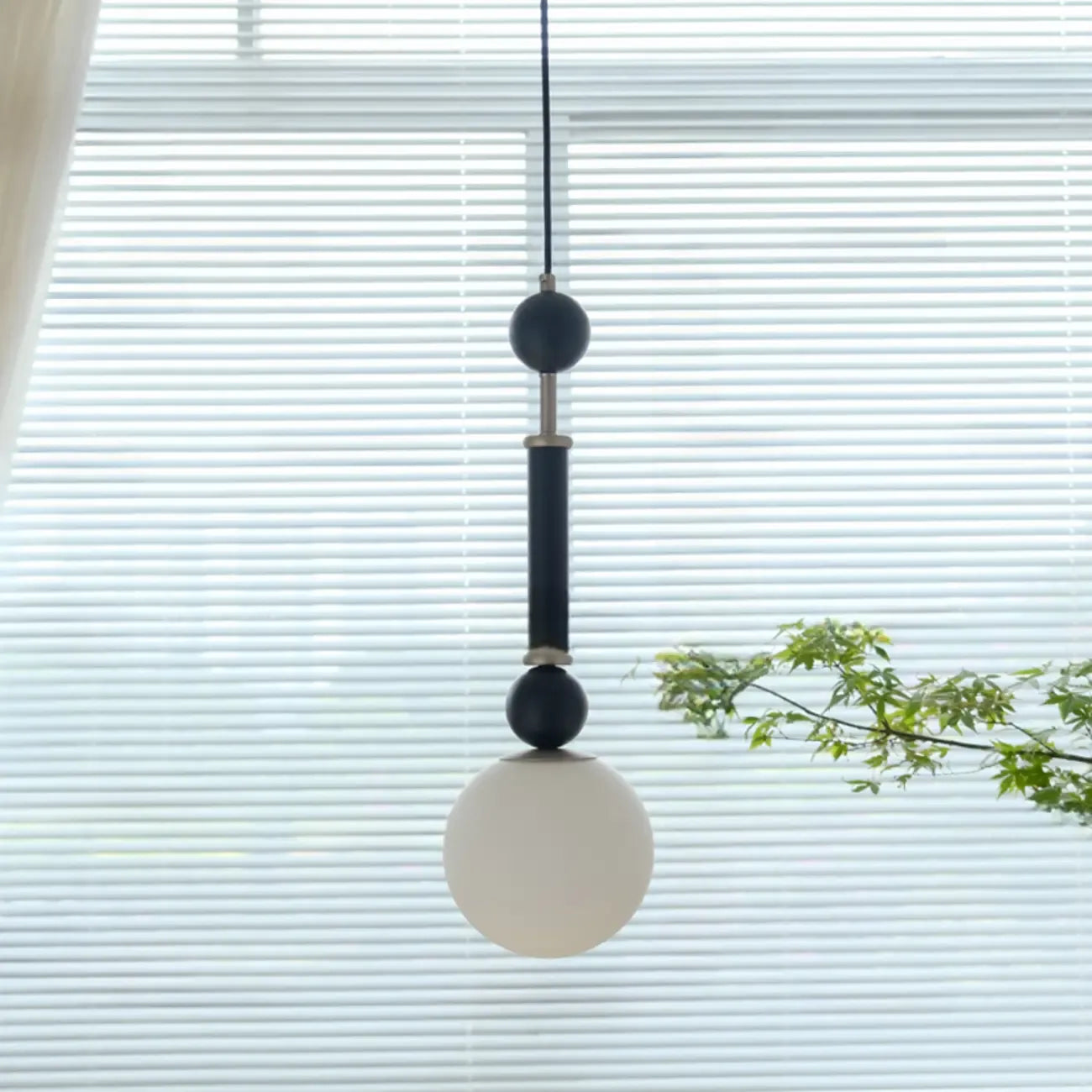 Suspension minimaliste en bois et verre noir avec globe lumineux