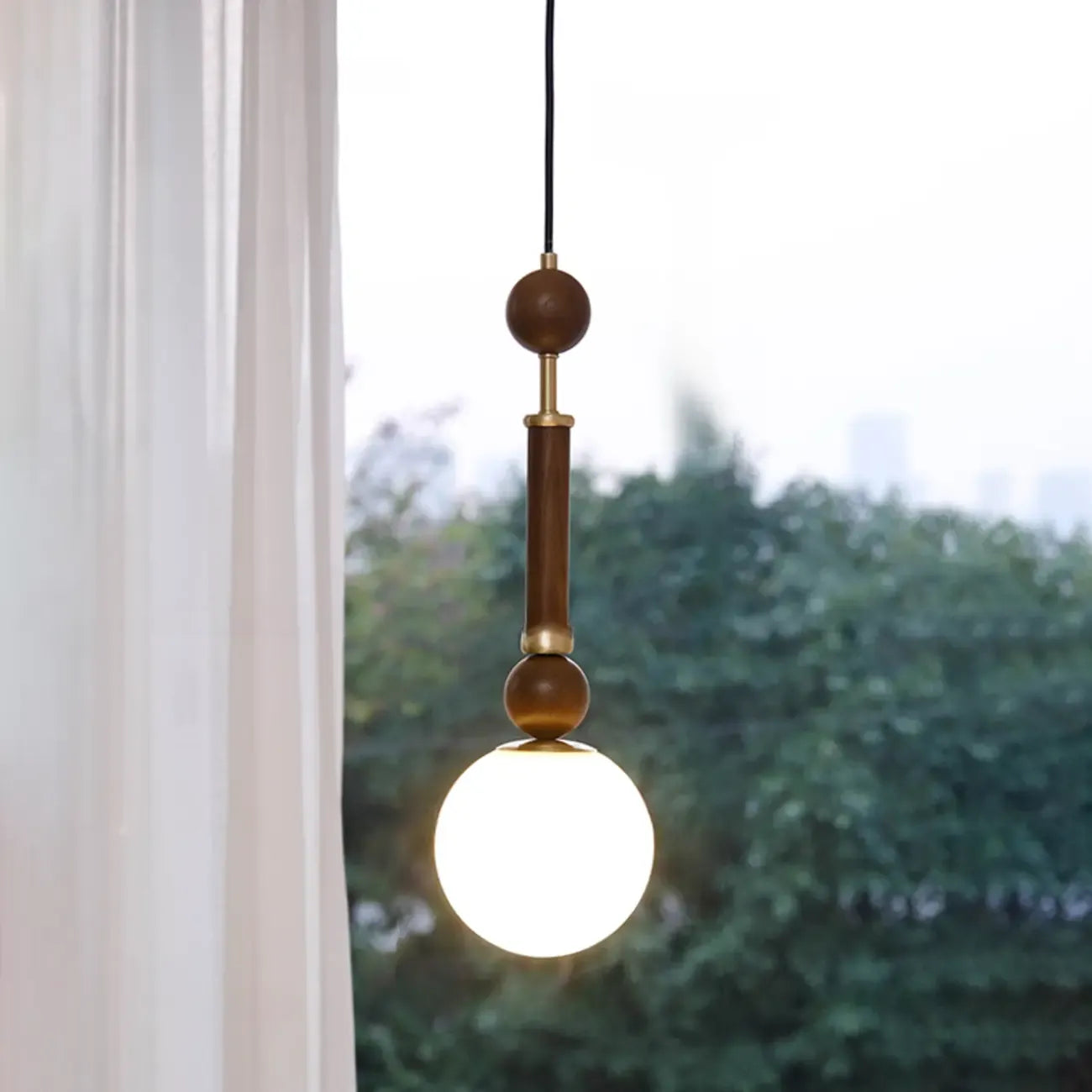 Suspension minimaliste en bois et verre noir avec globe lumineux