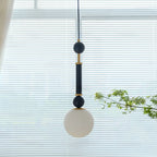 Suspension minimaliste en bois et verre noir avec globe lumineux