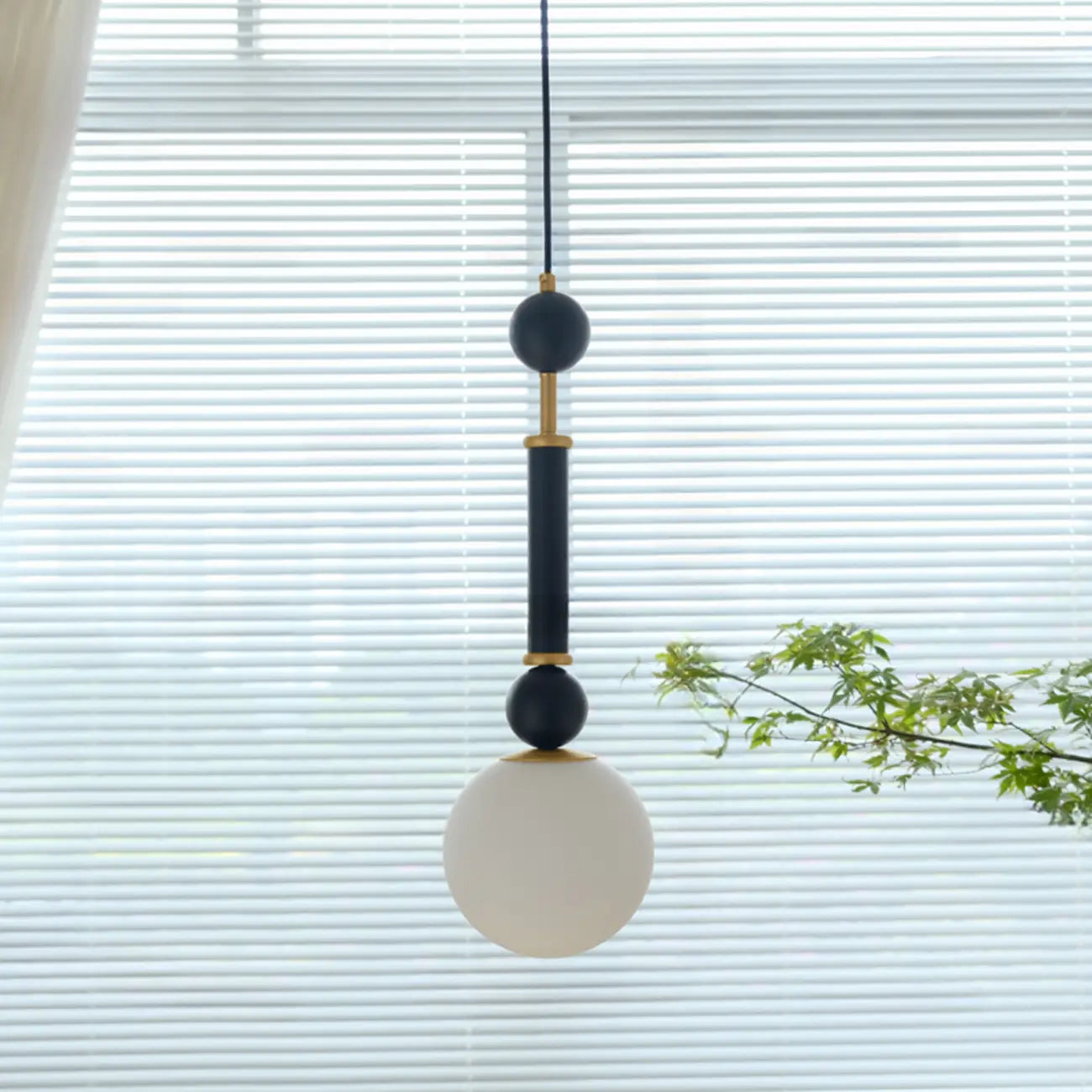 Suspension minimaliste en bois et verre noir avec globe lumineux