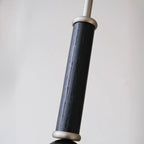 Suspension minimaliste en bois et verre noir avec globe lumineux