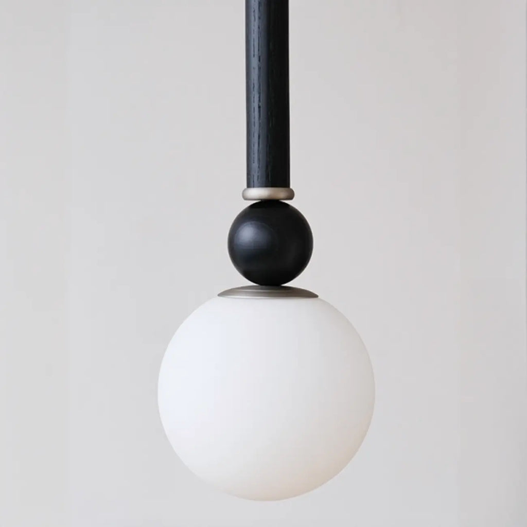Suspension minimaliste en bois et verre noir avec globe lumineux