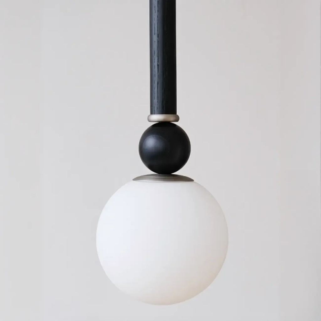 Suspension minimaliste en bois et verre noir avec globe lumineux