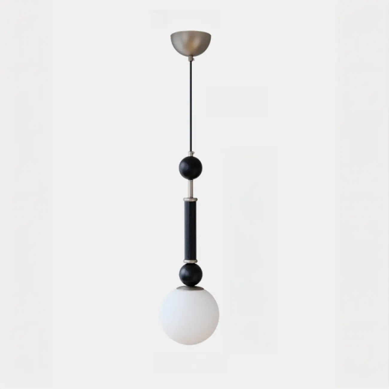 Suspension minimaliste en bois et verre noir avec globe lumineux