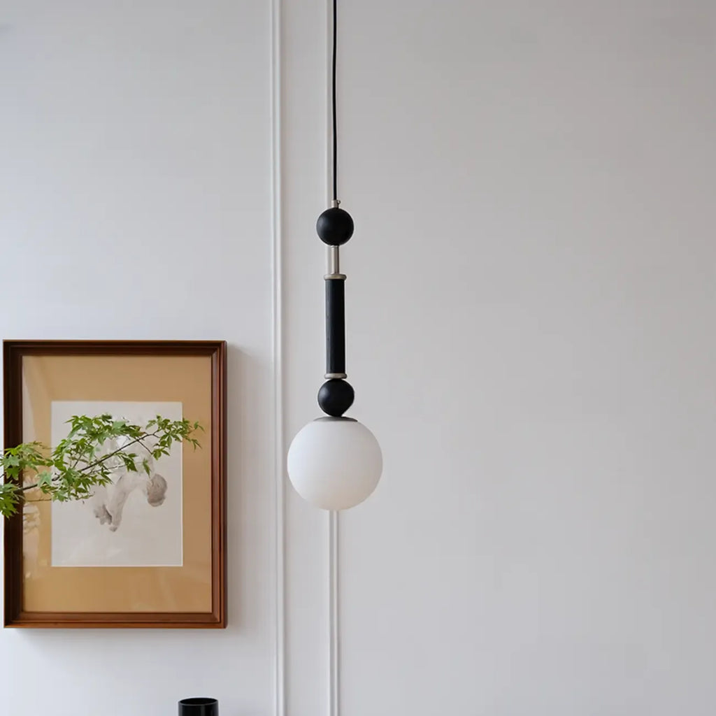 Suspension minimaliste en bois et verre noir avec globe lumineux