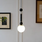 Suspension minimaliste en bois et verre noir avec globe lumineux